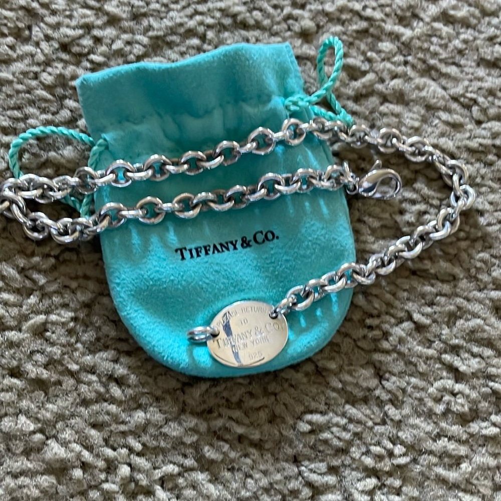 Excellent used condition return to Tiffany oval choker with pouch